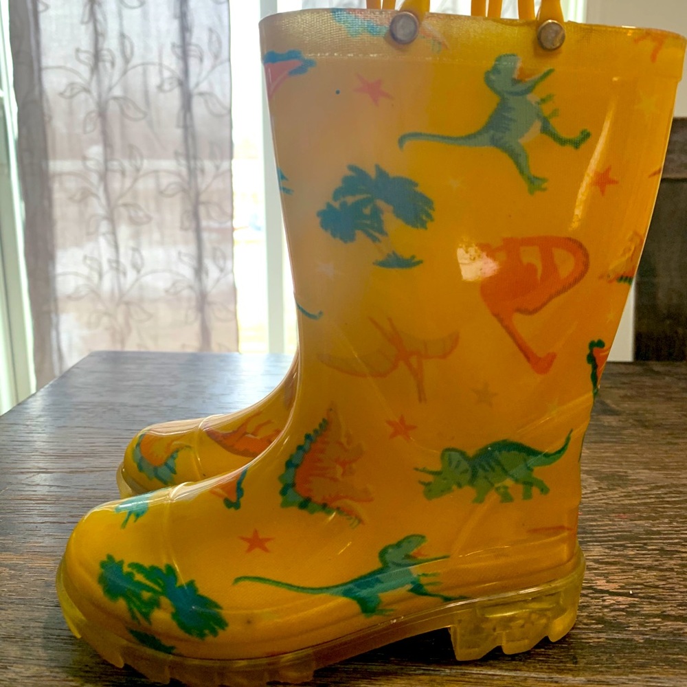 Boys Rain boots sz8 light up dinosaurs